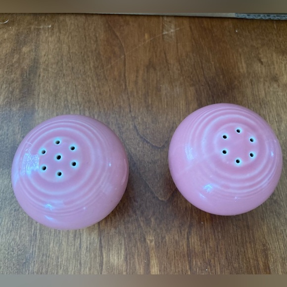 Vintage Fiestaware Pink Ball Round Salt & Pepper Shaker Retro - Picture 5 of 5
